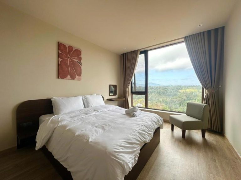 Habitación doble con cama king y vistas panorámicas al bosque en el hotel Le VyN Mang Den
