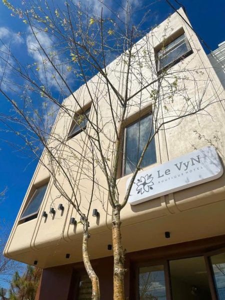 Fachada exterior del Le VyN Boutique Hotel en Mang Den con árboles y arquitectura moderna