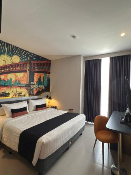 Habitación doble con mural Sumida River y cama king size en Azana Style Hotel Tulungagung