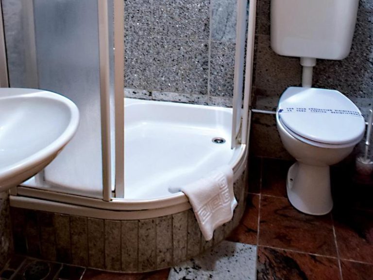 Baño completo con ducha de cabina y aseo en Sobe Vrata Plitvica, alojamiento en Plitvice