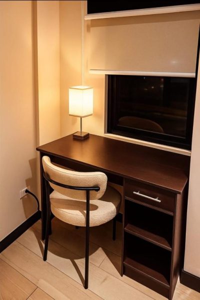 Escritorio de trabajo con lámpara y silla tapizada en Hotel Boutique 4 Estancias