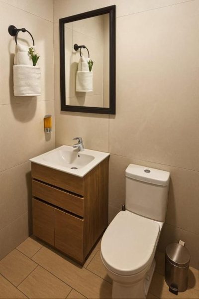 Baño moderno con lavabo empotrado y espejo enmarcado en Hotel Boutique 4 Estancias