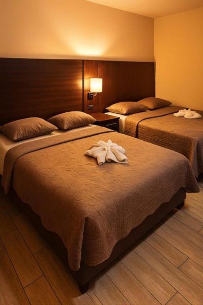 Habitación doble twin con camas individuales y decoración cálida en Hotel Boutique 4 Estancias