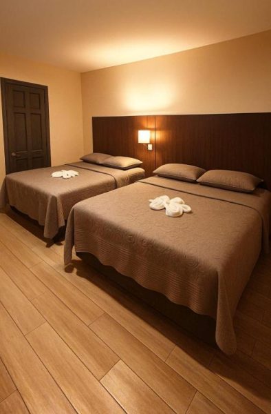 Habitación doble con dos camas y decoración acogedora en Hotel Boutique 4 Estancias