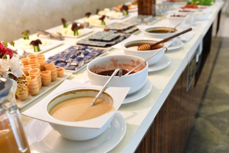 Amplio buffet de desayuno con salsas, chocolates y dulces variados en el Royal Hotel Inegol