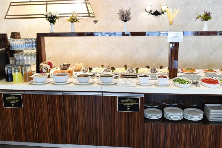 Amplio buffet de desayuno con variedad de platos fríos y calientes en el Royal Hotel Inegol