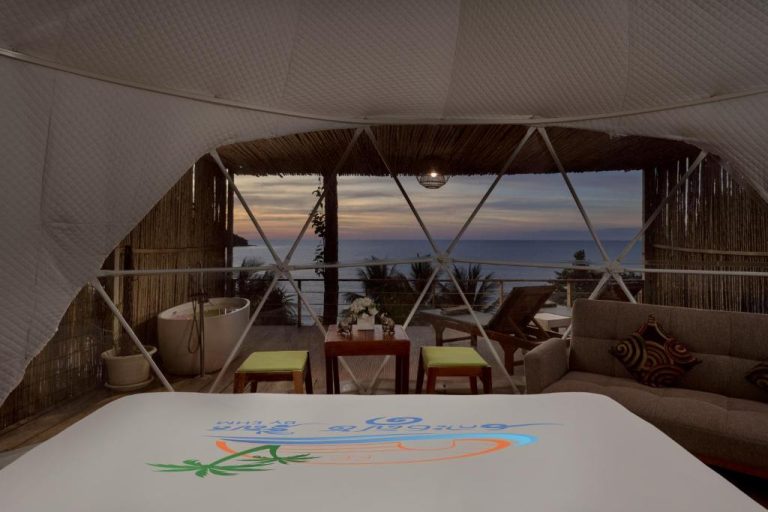 Habitación domo tipo glamping con vista al mar al atardecer en Koh Sdach Resort by EHM