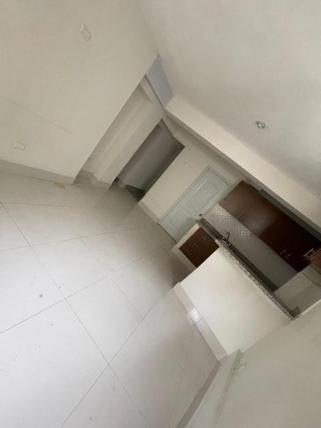 Cocina equipada con gabinetes de madera y fregadero integrado en apartamento del Hotel Bohio RD