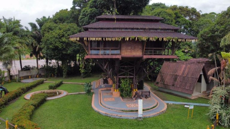Maloca típica amazónica elevada sobre pilotes en los jardines del Samaúma Park Hotel