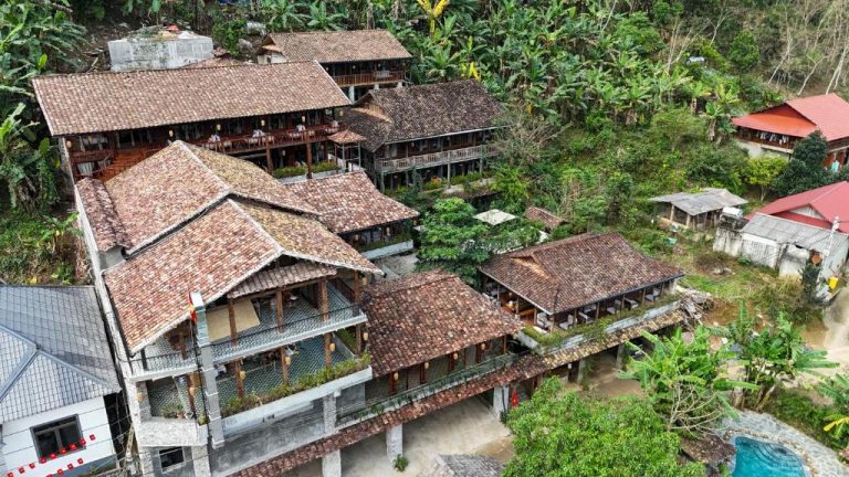 Vista aérea de los bungalows con tejados de teja roja del Ba Be Jungle Houses rodeados de vegetación tropical