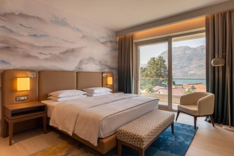 Habitación doble con vista panorámica a la bahía y montañas en Hyatt Regency Kotor Bay Resort
