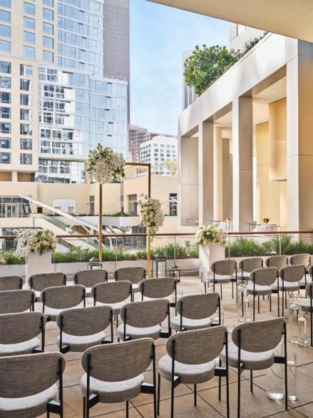 Terraza exterior para ceremonias de boda con vistas a los rascacielos en el Conrad Los Angeles