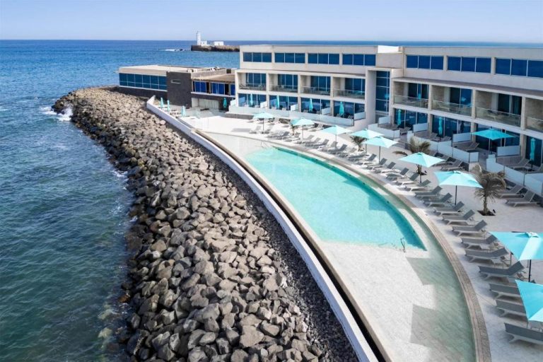 Piscina infinita frente al mar con tumbonas y sombrillas del Barceló Praia Cape Verde