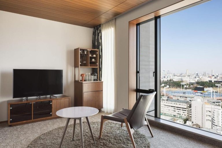 Habitación moderna con vistas panorámicas a la ciudad en The Aoyama Grand Hotel Tokio