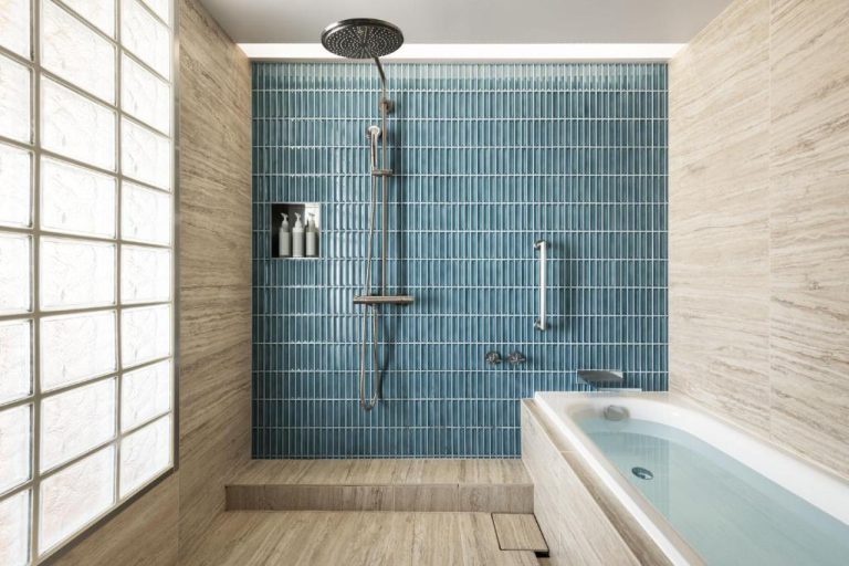 Baño de lujo con ducha de lluvia y bañera integrada en The Aoyama Grand Hotel Tokio