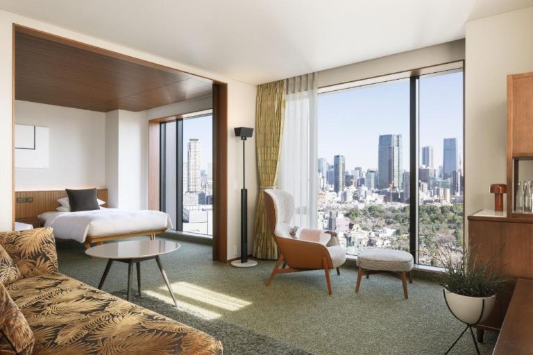 Suite de lujo con vistas panorámicas a los rascacielos de Tokio en The Aoyama Grand Hotel