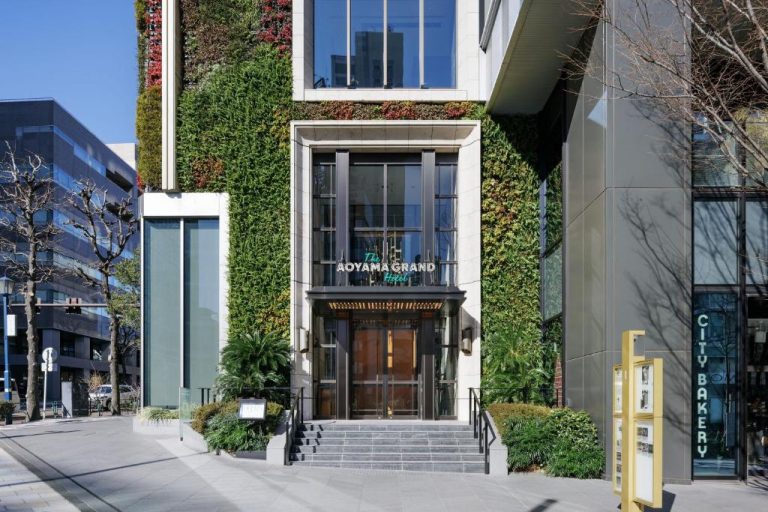 Fachada principal con jardín vertical del The Aoyama Grand Hotel en Tokio