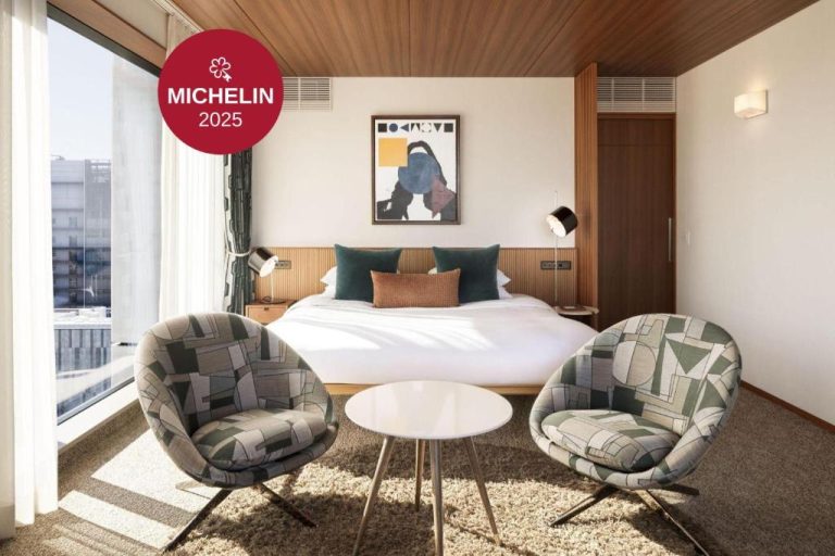Habitación doble con distinción Michelin 2025 en The Aoyama Grand Hotel con camas y sillones de diseño