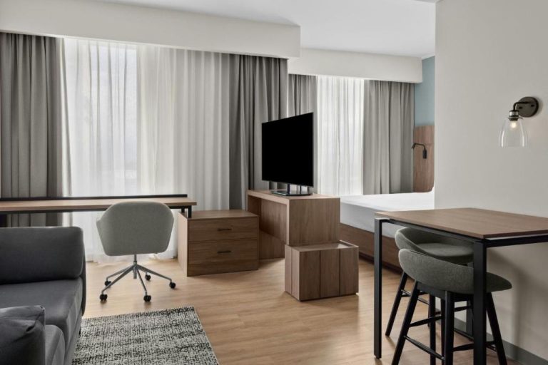 Suite con escritorio, televisor y zona de comedor en Residence Inn by Marriott San Jose Alajuela el Coyol