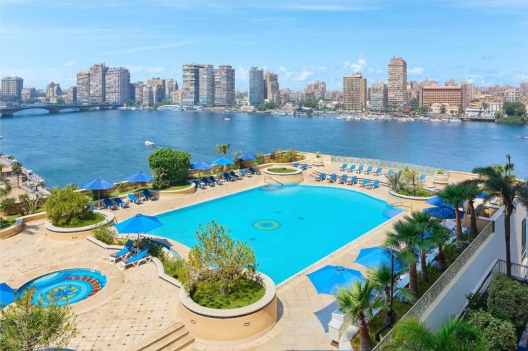 Piscina exterior del Hilton Cairo Grand Nile con vistas panorámicas al río Nilo y skyline de El Cairo