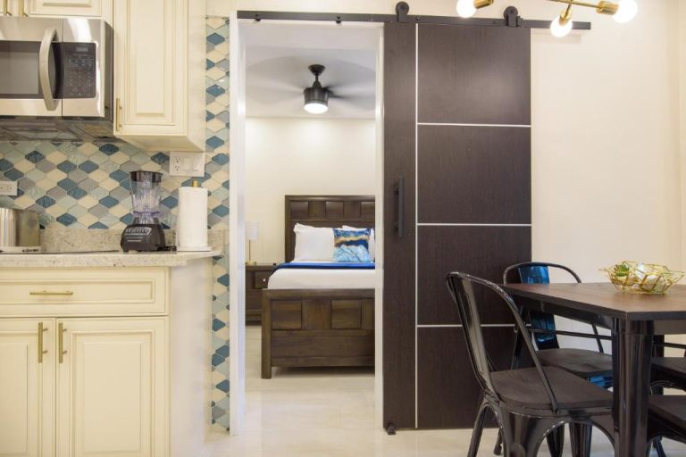 Cocina equipada con puerta corredera tipo granero y acceso a habitación en Sandcastles Beautiful 1 Bedroom 14