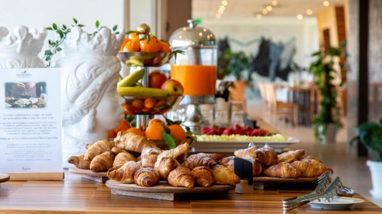 Buffet de desayuno con croissants, frutas frescas y zumo de naranja en Eureka Palace Hotel Spa