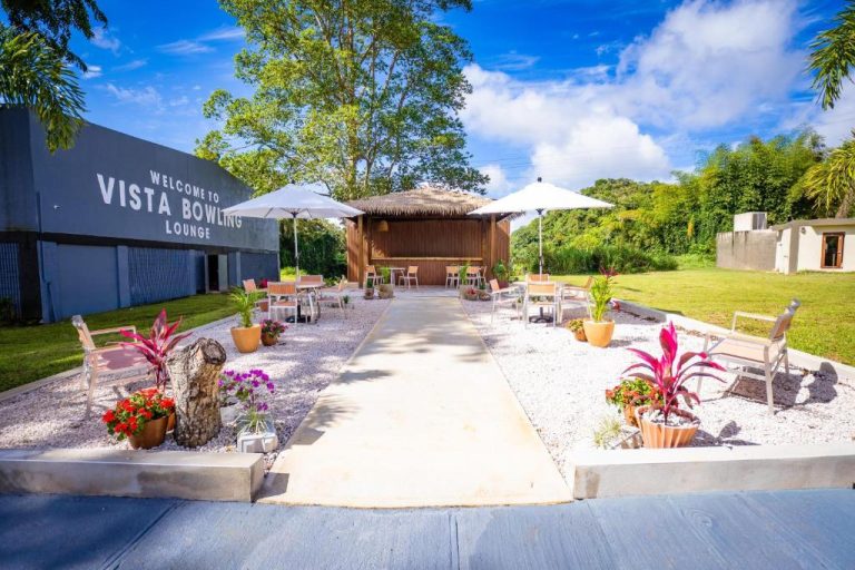 Terraza exterior con mesas y sombrillas del Vista Bowling Lounge en Hotel Vista Alegre