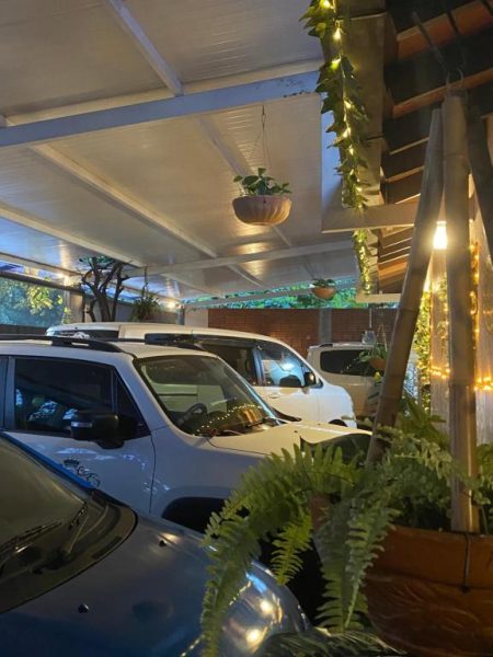 Parking cubierto con decoración de plantas y luces cálidas del Hotel Solares