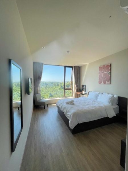 Habitación doble con cama king y vista panorámica al bosque en Le VyN Mang Den