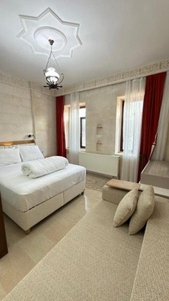 Habitación doble con decoración otomana y techo estrellado en el Turabdin Hotel