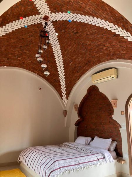 Habitación con bóveda de ladrillo visto y cama doble de estilo árabe en Sultana Palace