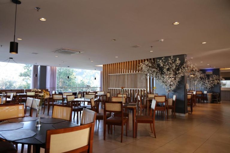 Restaurante interior elegante con mesas y sillas de madera del Grand Suítes Family Resort