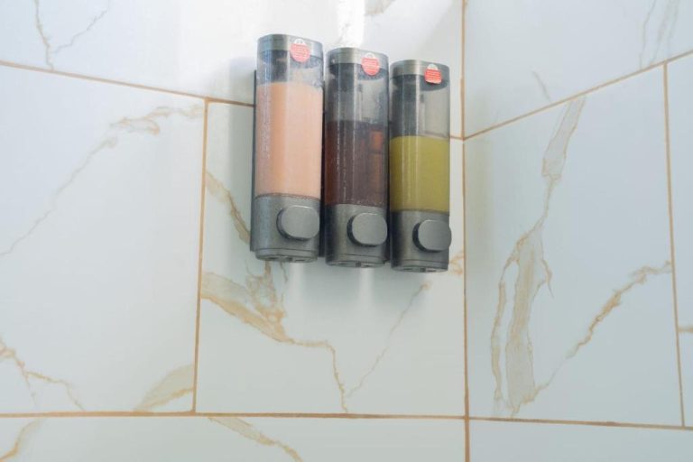 Dispensadores de gel, champú y acondicionador en la ducha del baño del Hotel Bimini