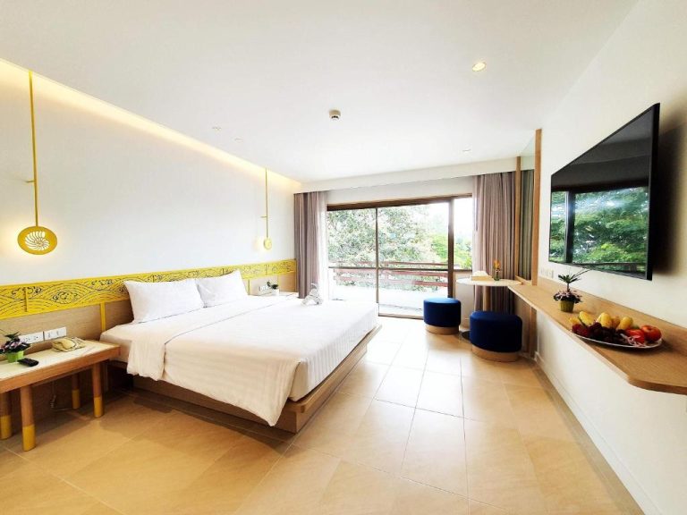 Habitación deluxe con cama king y balcón con vistas al jardín en Novotel Rayong Rim Pae Resort