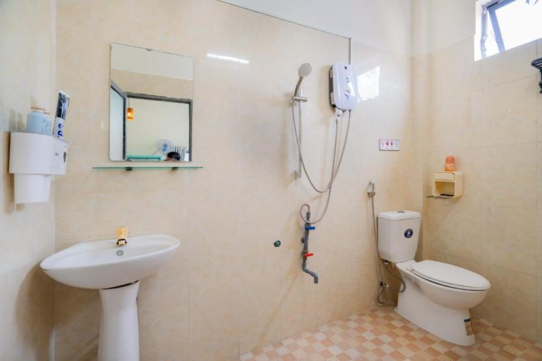 Baño privado con ducha eléctrica, lavabo y aseo del hotel Y's La House