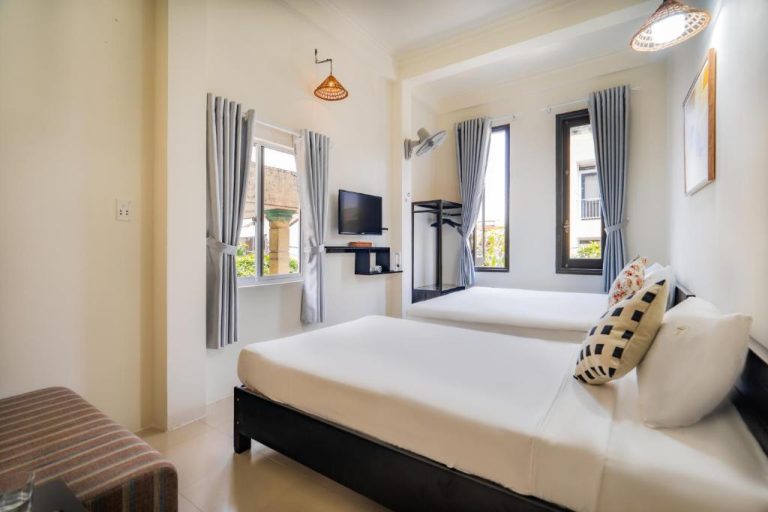 Habitación doble twin con dos camas y ventanas luminosas en el hotel Y's La House