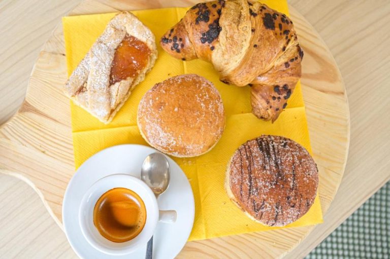 Desayuno italiano con cruasán, donuts, bollería rellena y espresso en el Hotel Corallo New