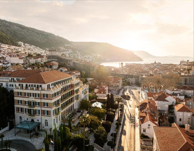 Vista aérea del Hilton Imperial Dubrovnik con el casco antiguo, murallas y mar Adriático al fondo