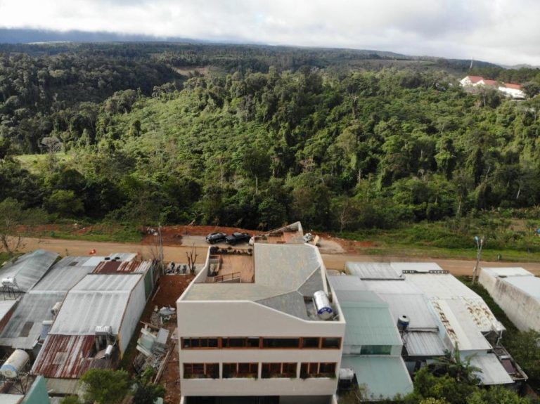 Vista aérea del MăngDiang Boutique Hotel rodeado de frondoso bosque verde en Vietnam