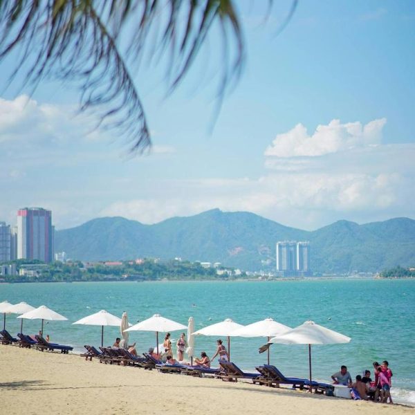 Playa privada con tumbonas y sombrillas del Panorama Blue Beach Nha Trang con vistas al mar
