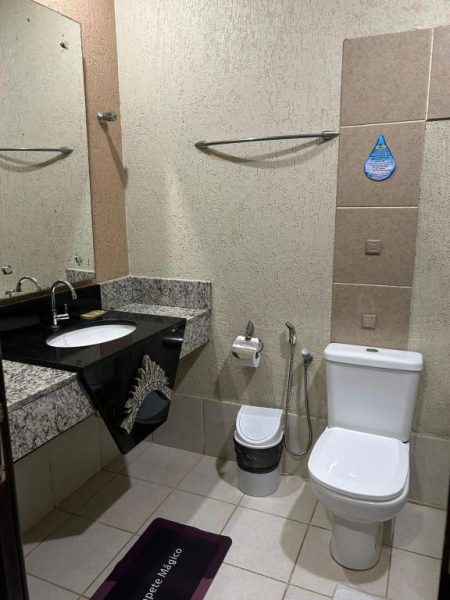Baño completo con lavabo de granito, inodoro y ducha en Samaúma Park Hotel