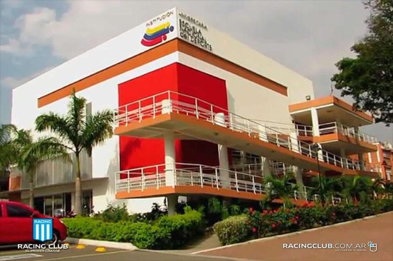 Fachada exterior del Hotel Travelers Sport con terrazas y jardines tropicales en Colombia