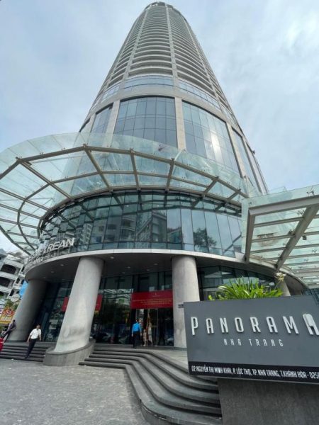 Fachada exterior y torre del hotel Panorama Nha Trang con arquitectura moderna de cristal en Vietnam