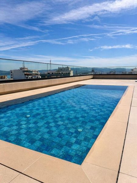 Piscina en la azotea con vistas panorámicas a la ciudad en L'Adresse Boutique Hôtel & SPA Tanger