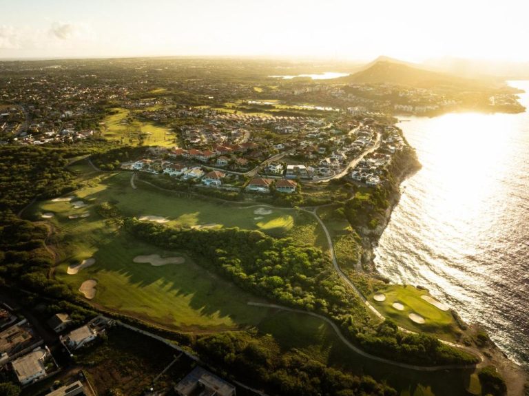 Vista aérea del campo de golf frente al mar en The Ivy Blue Bay Curaçao Golf & Beach Resort