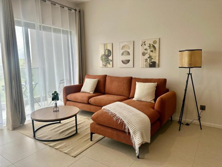 Salón moderno con sofá naranja y mesa de café en Minissy Suites, decoración contemporánea