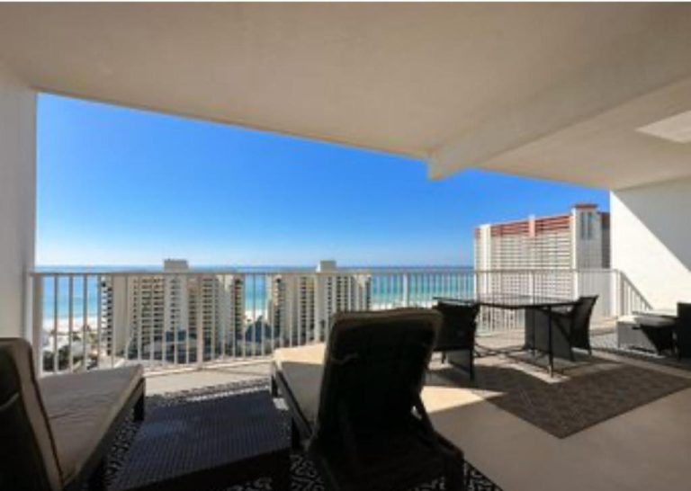 Amplia terraza con tumbonas y vistas panorámicas al mar y la playa en Laketown Wharf Resort