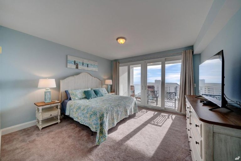 Habitación con cama doble, balcón con vistas al mar y televisor en Laketown Wharf Resort