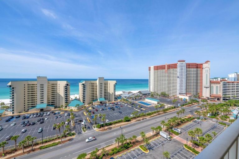 Vista aérea del Laketown Wharf con edificios frente a la playa y aparcamiento en Panama City Beach