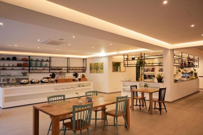 Restaurante con buffet de desayuno y mesas de madera del Chez Maria Julia Boutique Hotel